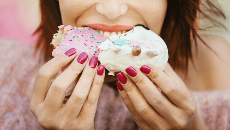 Savoir quand manger ? Femme dévorant deux gâteaux à la fois article de blog Jessica sandik
